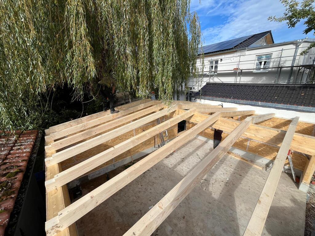 Neuer Dachstuhl aus Holz, gezimmert in Neuburg